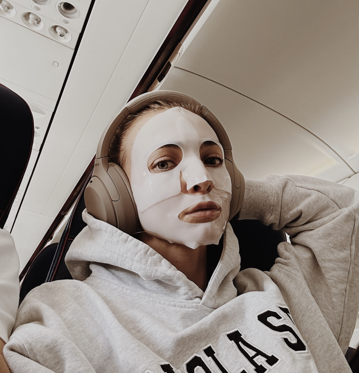 Natalia w samolocie z maseczką marki Biodance